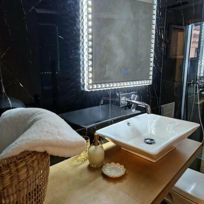Faronita - Luxury Apt In The Heart Of Calamata Exterior foto